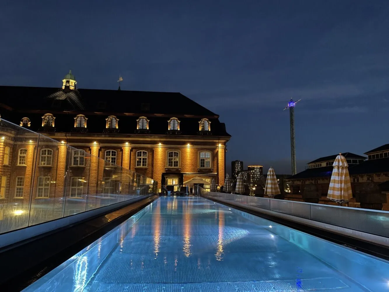 Rooftop-Pool im Villa Copenhagen bei Nacht