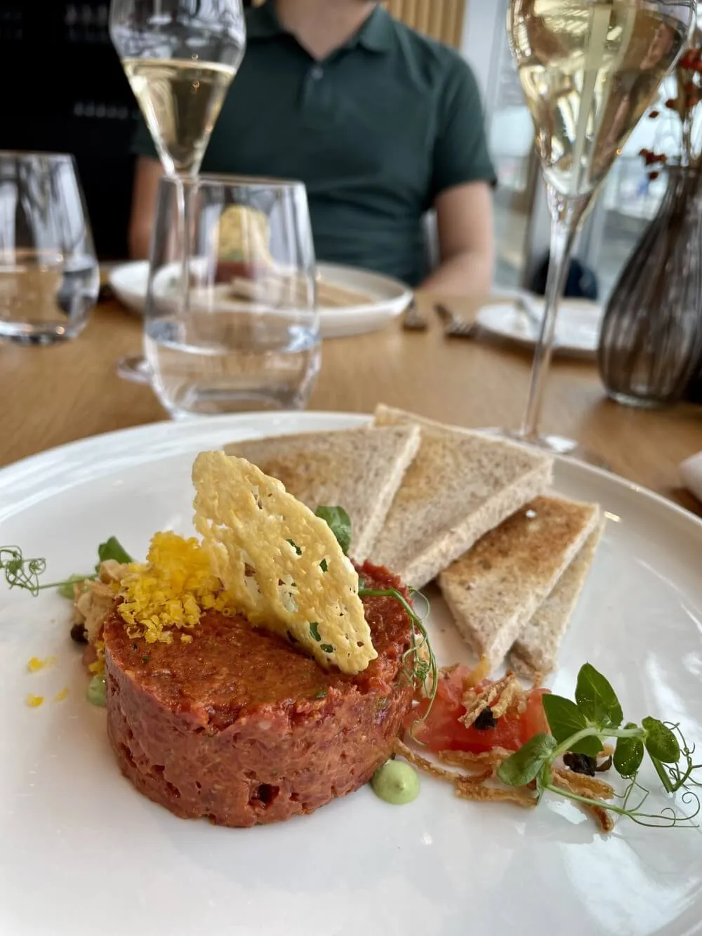 Tartare in der Swiss First Class Lounge vor dem Abflug